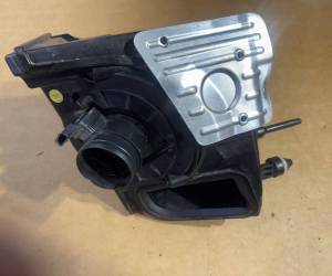 Корпус воздушного фильтра Audi A4, S4 B9 2018 8W0133837H 8W0133846B